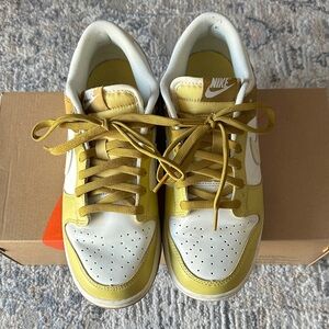 Nike Dunks Low-Top Sneakers in olive green and White size 7.5